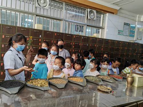 調整大小 參觀中藥房 (1).jpg